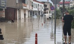 Silifke'de Sağanak Sele Dönüştü, Araçlar Su İçinde Kaldı