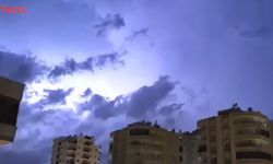 Erdemli’de Şimşekler Geceyi Gündüze Çevirdi