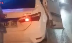 Minibüsün Kapısı Otomobilde Asılı Kaldı