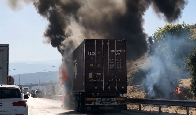 Mersin'de 24 Ton Çikolata Yüklü Tır Alev Aldı