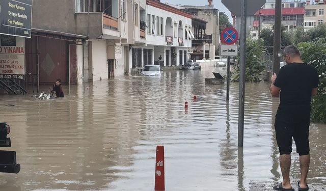 Silifke'de Sağanak Sele Dönüştü, Araçlar Su İçinde Kaldı