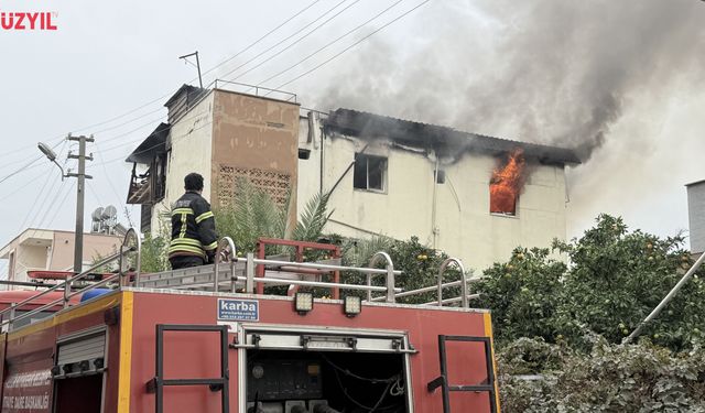 Tarsus’ta İki Katlı Binanın Çatı Katında Yangın
