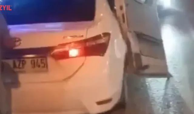 Minibüsün Kapısı Otomobilde Asılı Kaldı