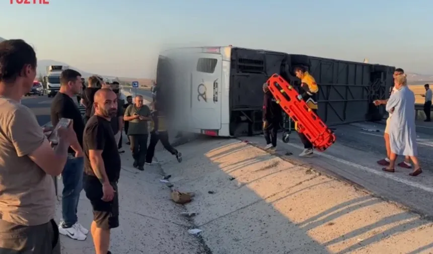 Yolcu Otobüsü Bariyere Çarparak Devrildi: 31 Yaralı