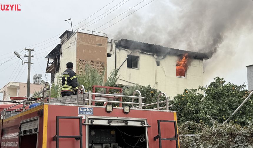 Tarsus’ta İki Katlı Binanın Çatı Katında Yangın